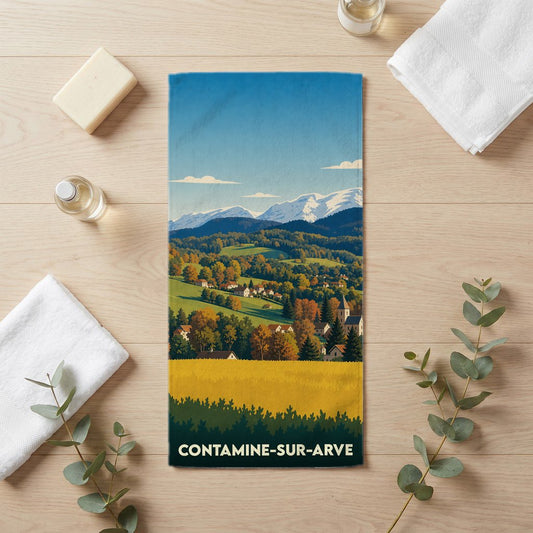 Serviette de bain souvenir de la ville de Contamine-sur-Arve ornée d'une illustration de paysage alpin.