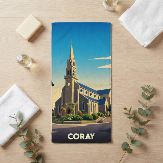 Serviette de bain souvenir de la ville de Coray illustrée d'un dessin stylisé de son église.
