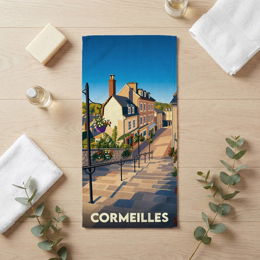 Serviette de bain souvenir de la ville de Cormeilles avec une illustration stylisée d'une rue en escalier.