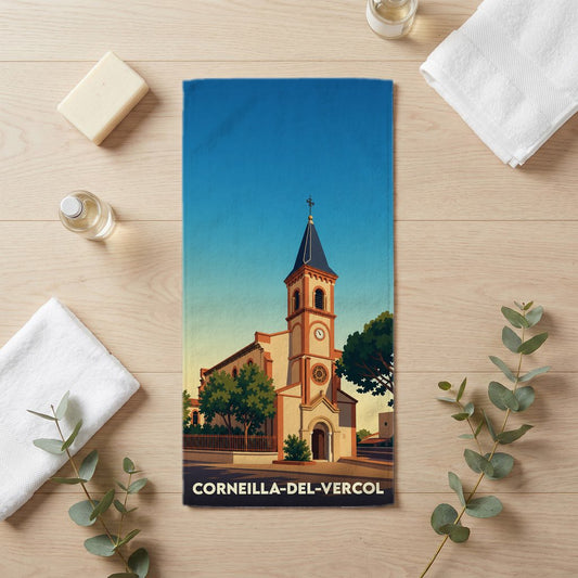 Serviette de bain souvenir de la ville de Corneilla-del-Vercol avec une illustration stylisée de son église.