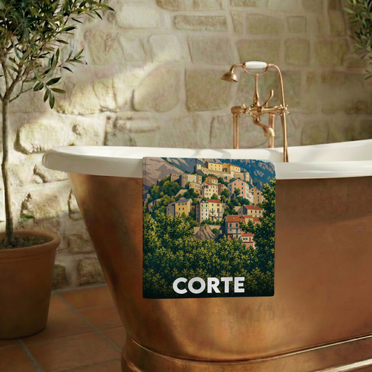 Serviette de bain souvenir de la ville de Corte avec une illustration stylisée.