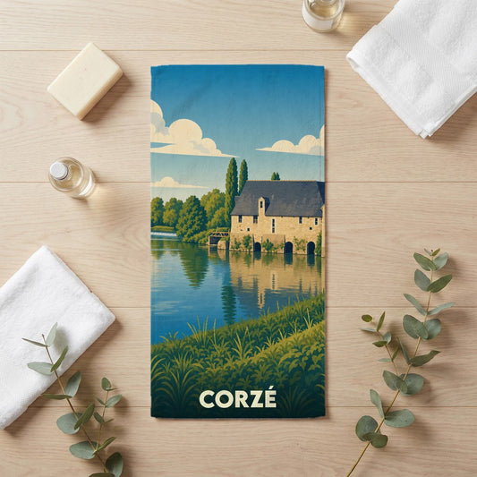 Serviette de bain souvenir de la ville de Corzé illustrée d'un paysage de moulin au bord de l'eau.