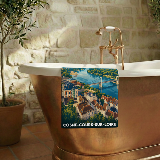 Serviette de bain souvenir de la ville de Cosne-Cours-sur-Loire avec une illustration stylisée.