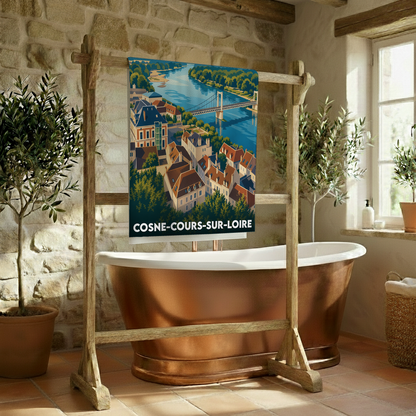 Serviette de bain souvenir de la ville de Cosne-Cours-sur-Loire avec une illustration stylisée d'un paysage urbain au bord de l'eau.