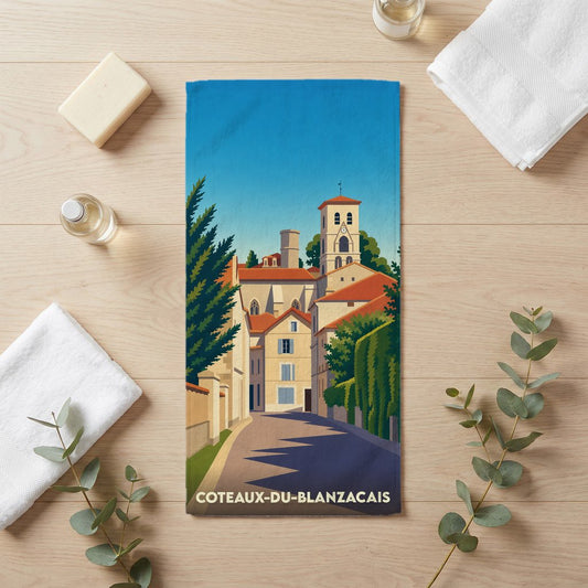 Serviette de bain souvenir de la ville de Coteaux-du-Blanzacais avec une illustration stylisée d'une rue pittoresque.