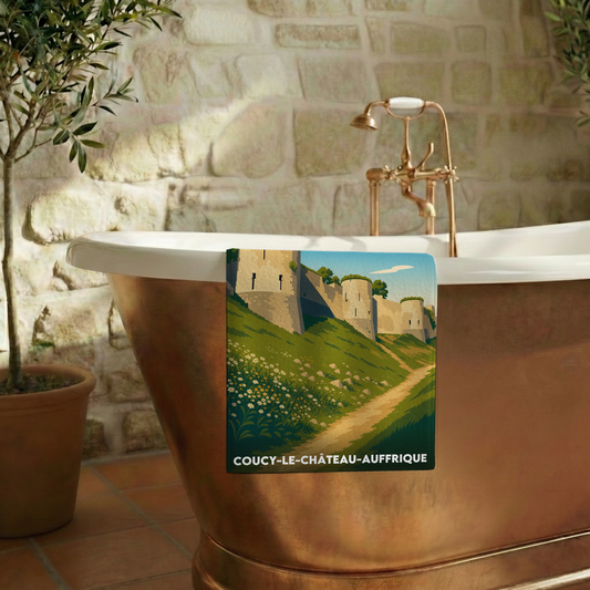 Serviette de bain souvenir de la ville de Coucy-le-Château-Auffrique avec une illustration stylisée.