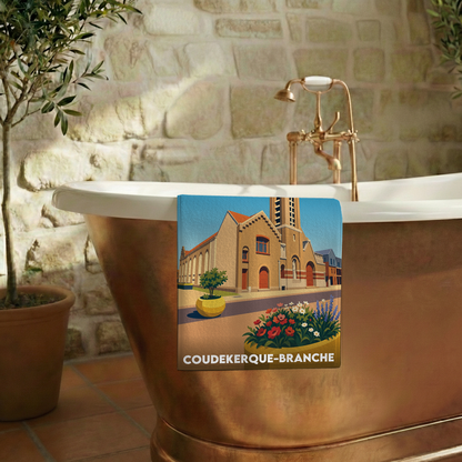 Serviette de bain souvenir de la ville de Coudekerque-Branche avec une illustration stylisée.