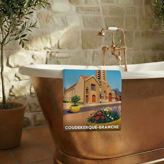 Serviette de bain souvenir de la ville de Coudekerque-Branche avec une illustration stylisée.