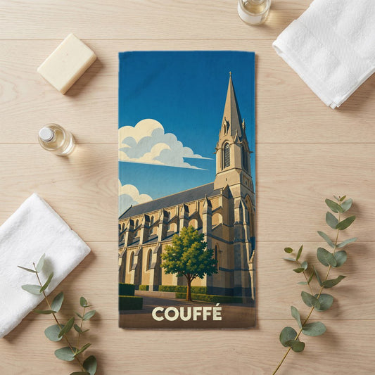 Serviette de bain souvenir de la ville de Couffé illustrée d'une église de style gothique.