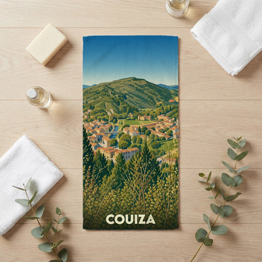 Serviette de bain souvenir de la ville de Couiza avec une illustration de paysage de style affiche rétro.