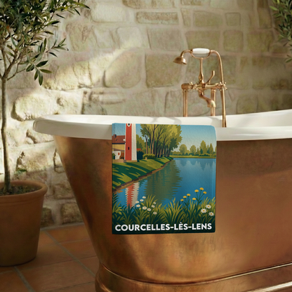 Serviette de bain souvenir de la ville de Courcelles-lès-Lens avec une illustration paysagère stylisée.