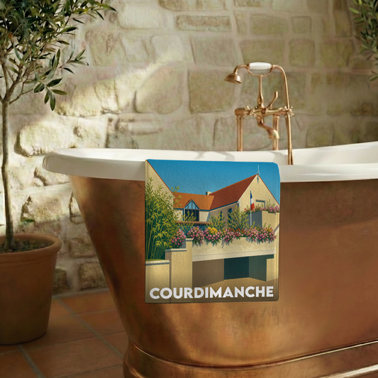 Serviette de bain souvenir de la ville de Courdimanche avec une illustration stylisée d'une maison fleurie.