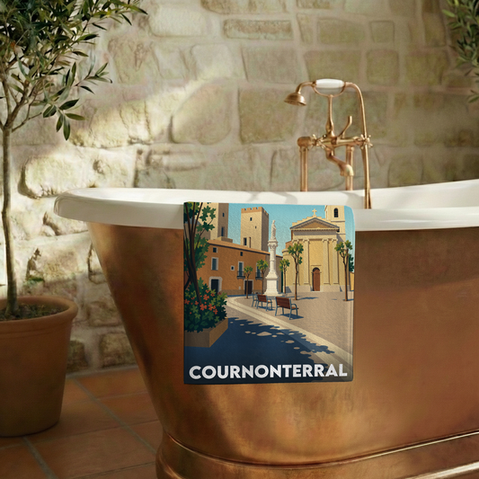 Serviette de bain souvenir de la ville de Cournonterral avec une illustration stylisée.