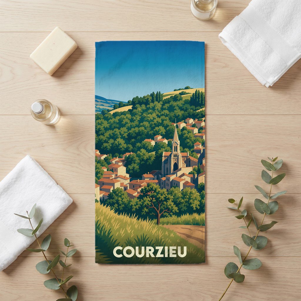 Serviette de bain souvenir de la ville de Courzieu avec une illustration stylisée de son église et de ses paysages vallonnés.