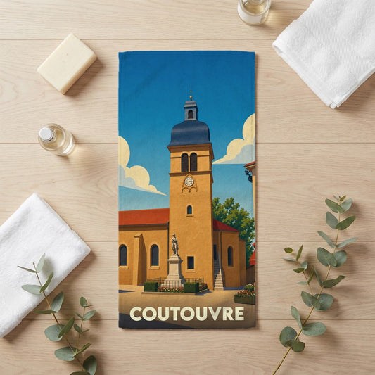 Serviette de bain souvenir de la ville de Coutouvre avec une illustration stylisée de son église.