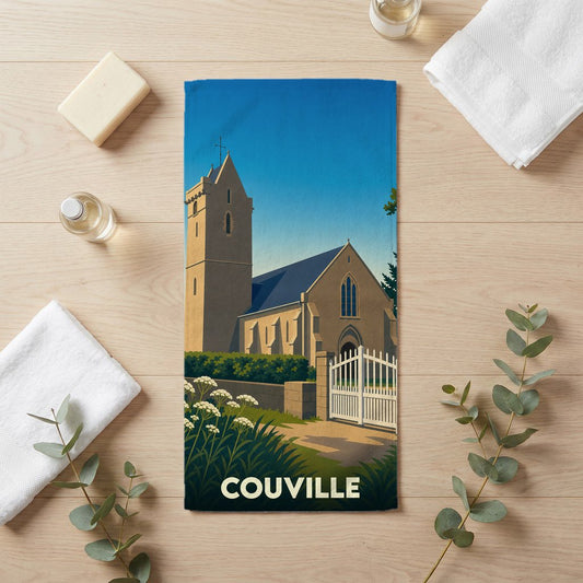 Serviette de bain souvenir de la ville de Couville avec une illustration stylisée d'une église.