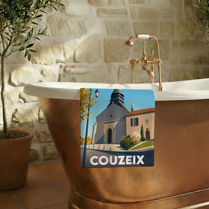 Serviette de bain souvenir de la ville de Couzeix avec une illustration stylisée.