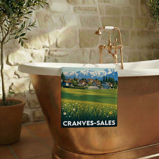 Serviette de bain souvenir de la ville de Cranves-Sales avec une illustration de paysage de montagne.