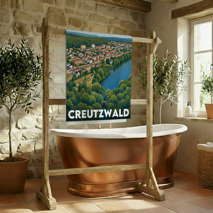 Serviette de bain souvenir de la ville de Creutzwald avec une illustration paysagère stylisée.