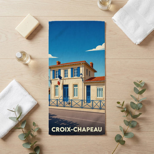 Serviette de bain souvenir de la ville de Croix-Chapeau avec une illustration stylisée de sa mairie.