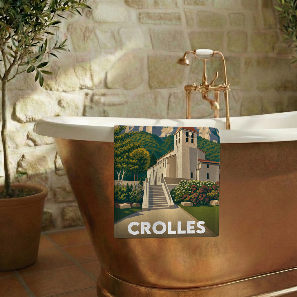 Serviette de bain souvenir de la ville de Crolles avec une illustration stylisée de son église.