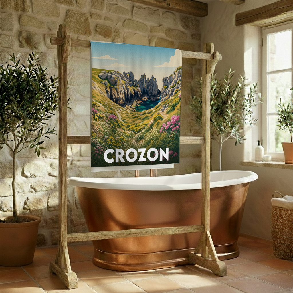 Serviette de bain souvenir de la ville de Crozon avec une illustration de paysage côtier breton.