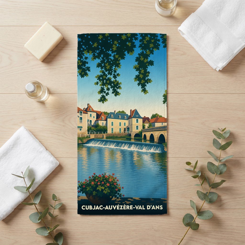 Serviette de bain souvenir de Cubjac-Auvézère-Val d'Ans avec une illustration stylisée des bords de l'Auvézère.