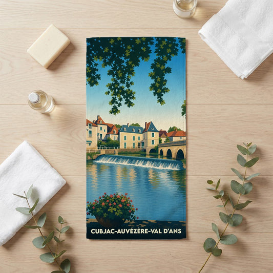 Serviette de bain souvenir de Cubjac-Auvézère-Val d'Ans avec une illustration stylisée des bords de l'Auvézère.
