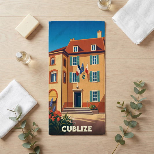 Serviette de bain souvenir de la ville de Cublize avec une illustration stylisée d'un bâtiment coloré.