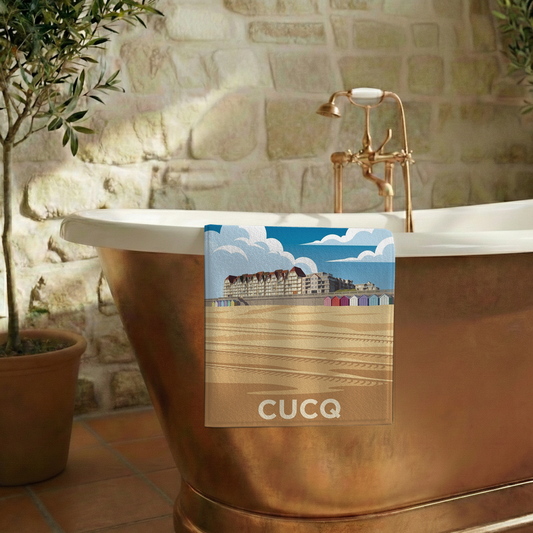 Serviette de bain souvenir de la ville de Cucq avec une illustration stylisée.