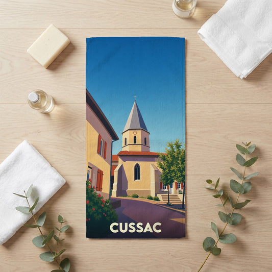 Serviette de bain souvenir de la ville de Cussac avec une illustration stylisée de son église.