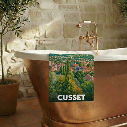Serviette de bain souvenir de la ville de Cusset avec une illustration stylisée de ses paysages.