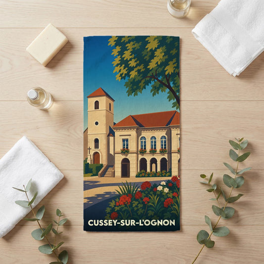 Serviette de bain souvenir de la ville de Cussey-sur-l'Ognon avec une illustration stylisée.
