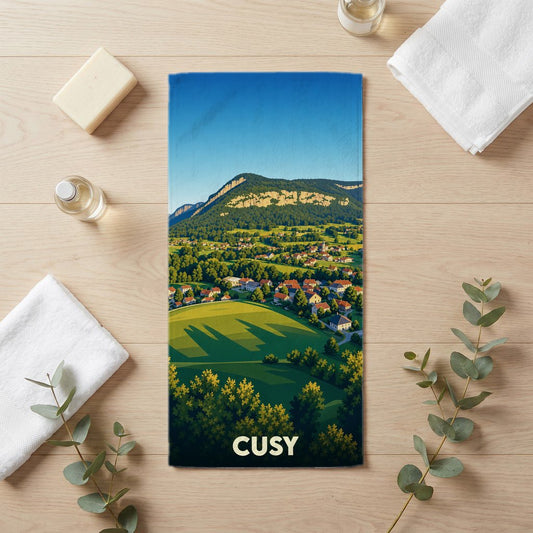 Serviette de bain souvenir de la ville de Cusy avec une illustration stylisée de son paysage montagneux.