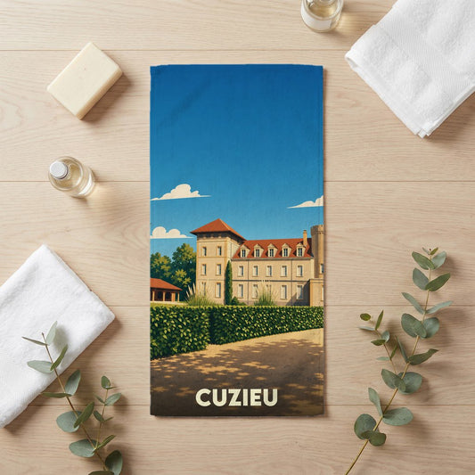 Serviette de bain souvenir de la ville de Cuzieu ornée d'une illustration stylisée de son château.