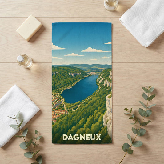 Serviette de bain souvenir de la ville de Dagneux avec une illustration stylisée d'un paysage naturel.