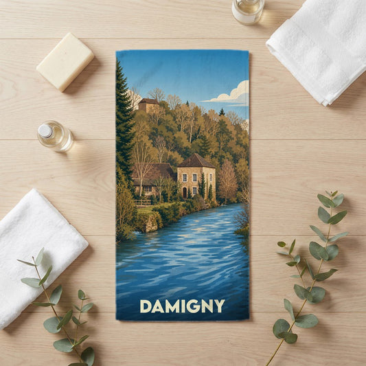 Serviette de bain souvenir de la ville de Damigny illustrée d'un paysage pittoresque au bord de l'eau.