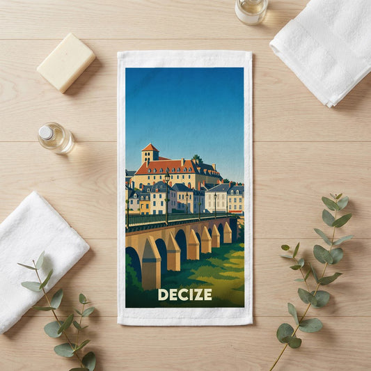 Serviette souvenir de la ville de Decize avec une illustration stylisée représentant son pont et son architecture historique.