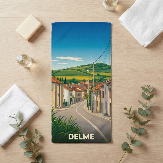 Serviette de bain souvenir de la ville de Delme avec une illustration stylisée.
