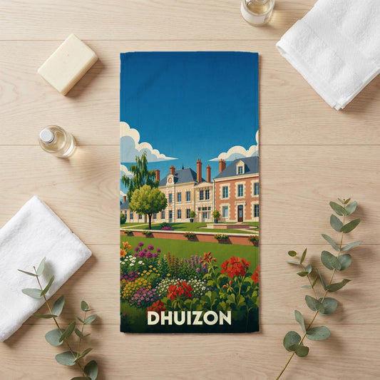 Serviette de bain souvenir de la ville de Dhuizon avec une illustration stylisée d'un manoir et de jardins fleuris.