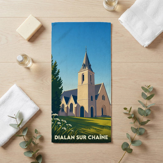 Serviette de bain souvenir de Dialan sur Chaîne avec une illustration stylisée de son église.
