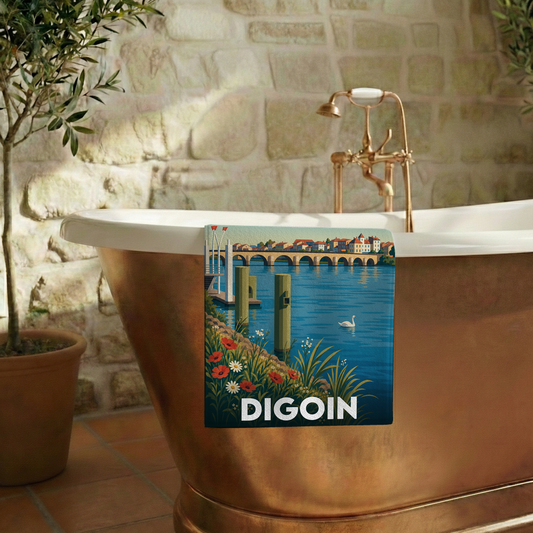 Serviette de bain souvenir de la ville de Digoin avec une illustration stylisée des bords de Loire.