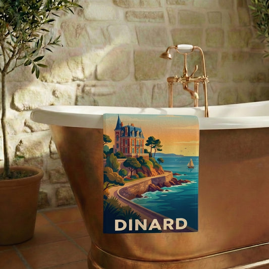 Serviette de bain souvenir de la ville de Dinard avec une illustration stylisée de son littoral.