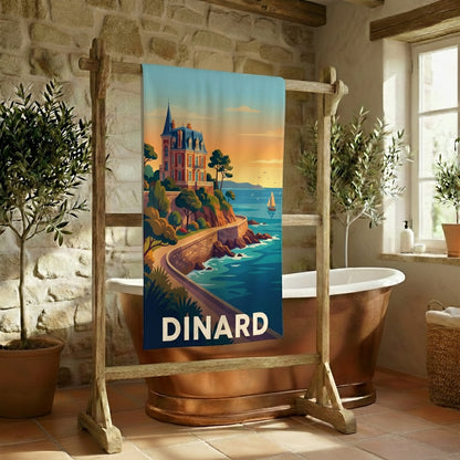 Serviette de bain souvenir de la ville de Dinard avec une illustration stylisée de son front de mer.