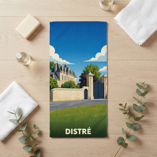 Serviette de bain souvenir de la ville de Distré avec une illustration stylisée d'un château.