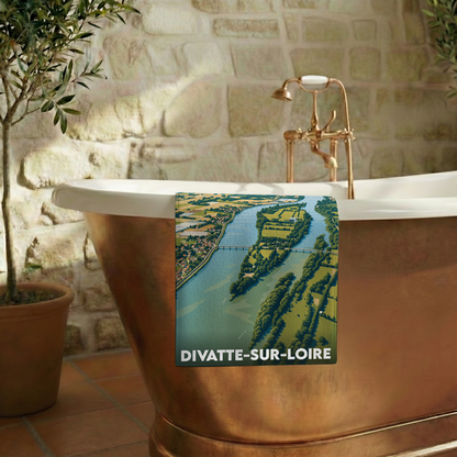 Serviette de bain souvenir de la ville de Divatte-sur-Loire avec une illustration aérienne stylisée.