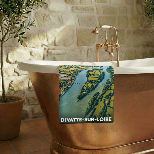 Serviette de bain souvenir de la ville de Divatte-sur-Loire avec une illustration aérienne stylisée.