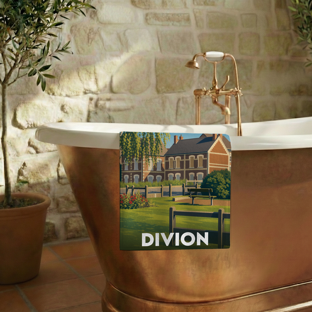 Serviette de bain souvenir de la ville de Divion avec une illustration stylisée.