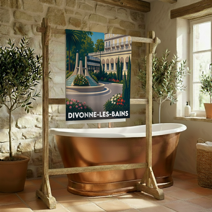 Serviette de bain souvenir de la ville de Divonne-les-Bains avec une illustration stylisée d'un parc thermal.