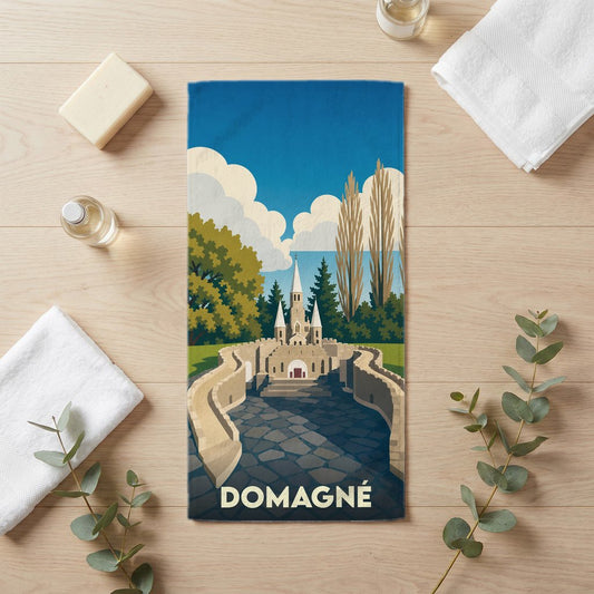 Serviette de bain souvenir de la ville de Domagné avec une illustration stylisée.